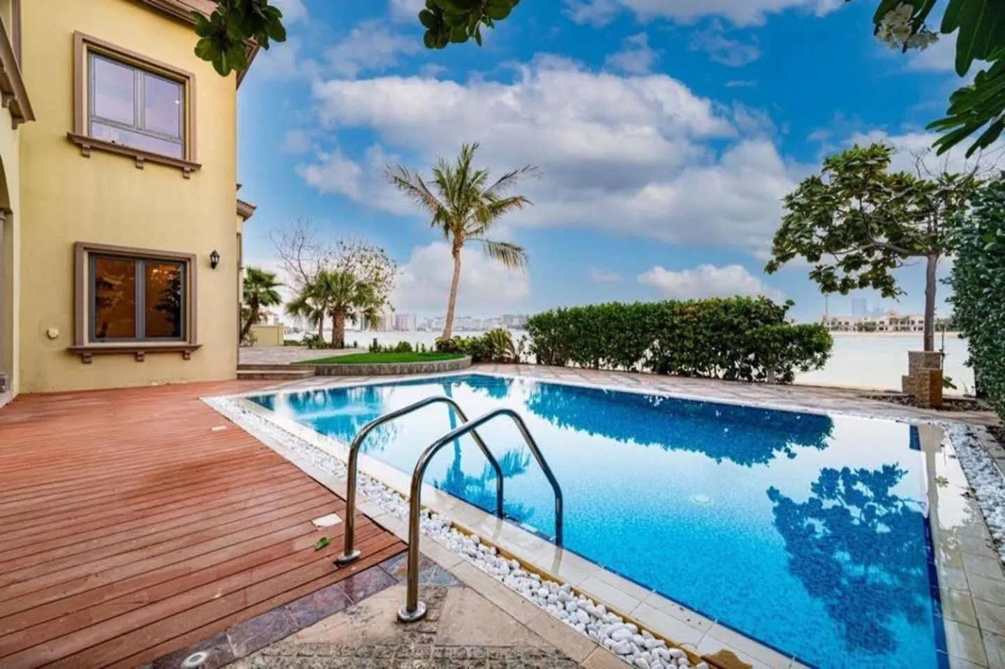 Luxurious Villa With Stunning Sea Views Of Palm Jumeirah Dubai