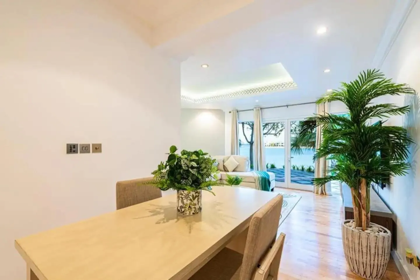 Luxurious Villa With Stunning Sea Views Of Palm Jumeirah Dubai