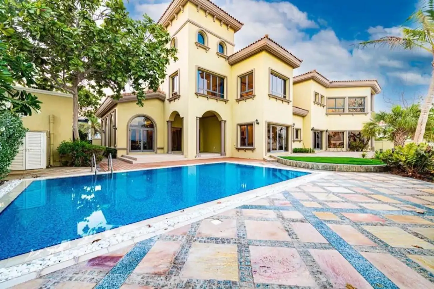 Luxurious Villa With Stunning Sea Views Of Palm Jumeirah Dubai
